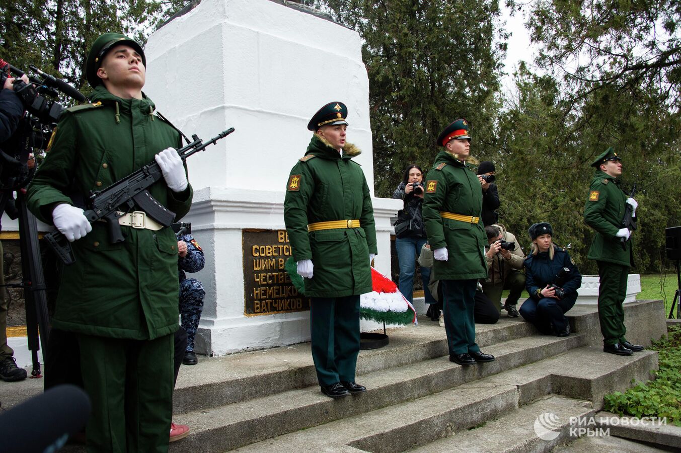 Красно-белые цветы возложили к могилам защитников Родины в Симферополе Красно-белые цветы возложили к могилам защитников Родины в Симферополе