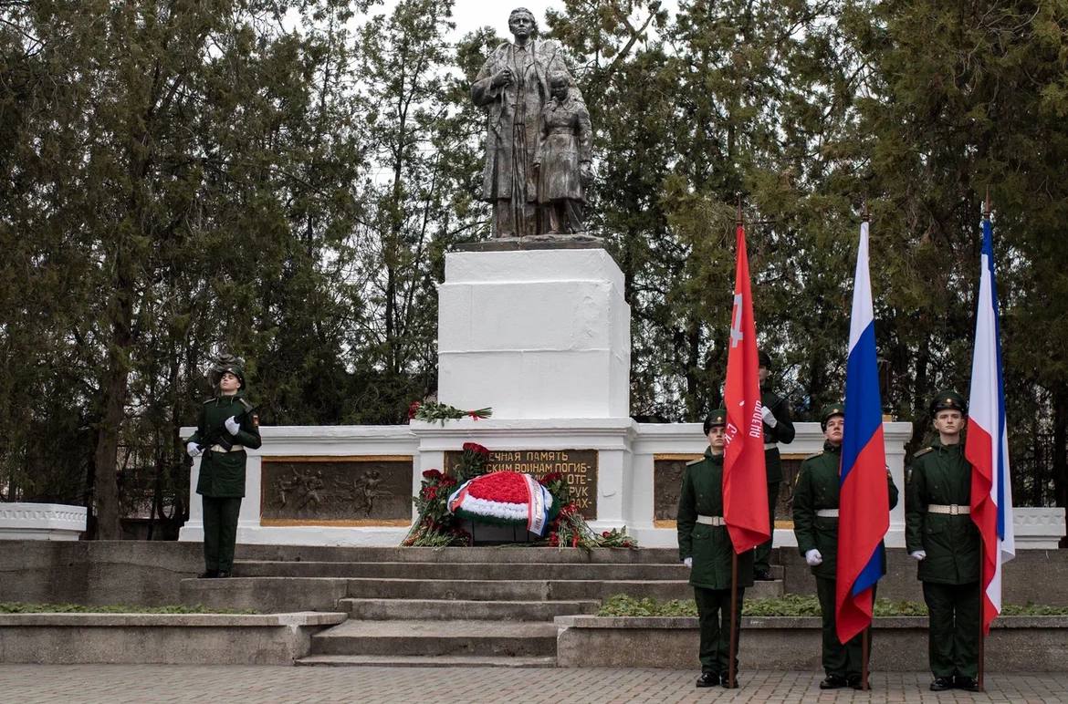 Сегодня, 23 февраля 2026 года, в День защитника Отечества состоялось традиционное возложение венка и цветов на военном мемориальном кладбище в городе Симферополе Сегодня, 23 февраля 2026 года, в День защитника Отечества состоялось традиционное возложение венка и цветов на военном мемориальном кладбище в городе Симферополе