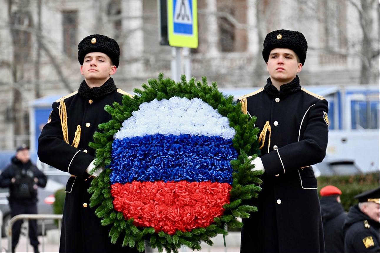 Владимир Немцев: Сегодняшний день начали с возложения венка и цветов к Мемориалу героической обороны Севастополя 1941–1942 годов вместе с Губернатором Михаилом Развожаевым, сенаторами Совета Федерации РФ Ларисой Мельник и... Владимир Немцев: Сегодняшний день начали с возложения венка и цветов к Мемориалу героической обороны Севастополя 1941–1942 годов вместе с Губернатором Михаилом Развожаевым, сенаторами Совета Федерации РФ Ларисой Мельник и...