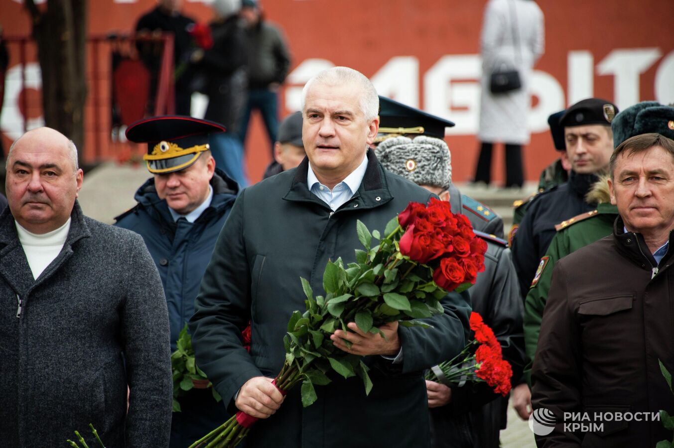 Красно-белые цветы возложили к могилам защитников Родины в Симферополе Красно-белые цветы возложили к могилам защитников Родины в Симферополе