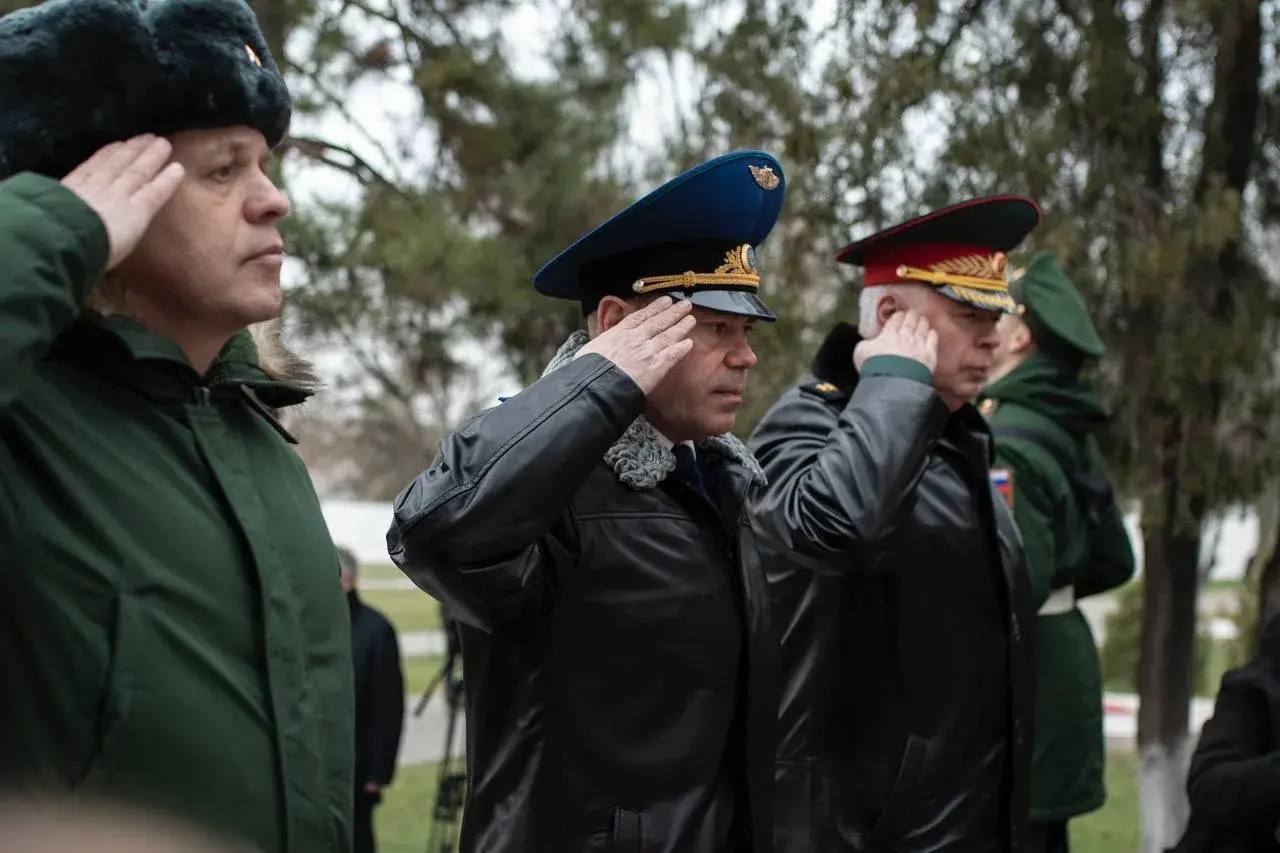 Сегодня, 23 февраля 2026 года, в День защитника Отечества состоялось традиционное возложение венка и цветов на военном мемориальном кладбище в городе Симферополе Сегодня, 23 февраля 2026 года, в День защитника Отечества состоялось традиционное возложение венка и цветов на военном мемориальном кладбище в городе Симферополе