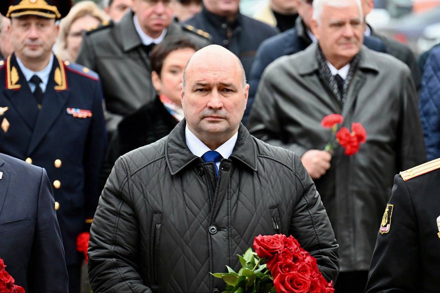 Владимир Немцев: Сегодняшний день начали с возложения венка и цветов к Мемориалу героической обороны Севастополя 1941–1942 годов вместе с Губернатором Михаилом Развожаевым, сенаторами Совета Федерации РФ Ларисой Мельник и... Владимир Немцев: Сегодняшний день начали с возложения венка и цветов к Мемориалу героической обороны Севастополя 1941–1942 годов вместе с Губернатором Михаилом Развожаевым, сенаторами Совета Федерации РФ Ларисой Мельник и...