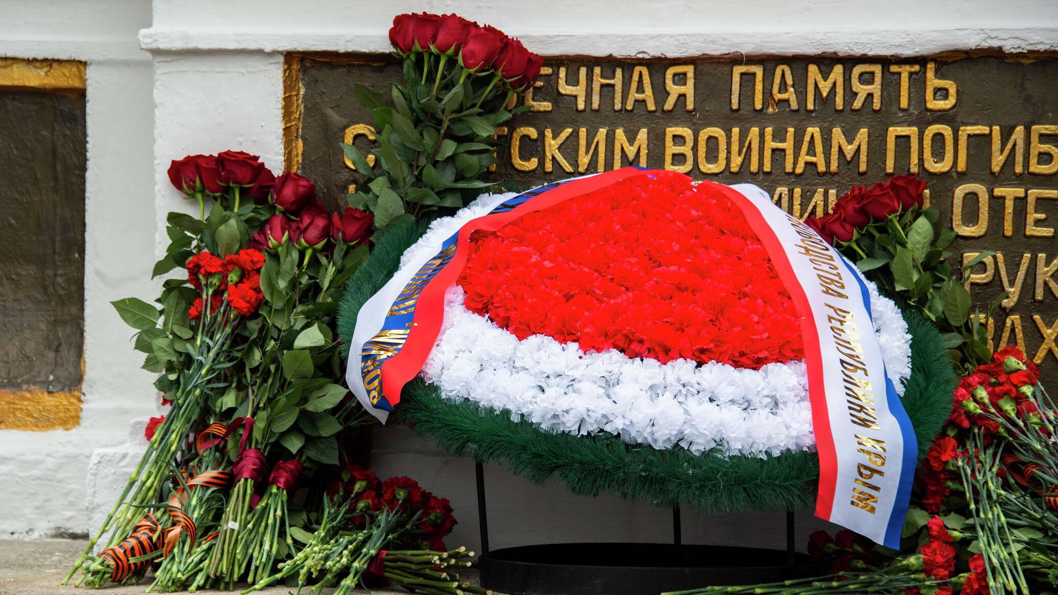 Красно-белые цветы возложили к могилам защитников Родины в Симферополе