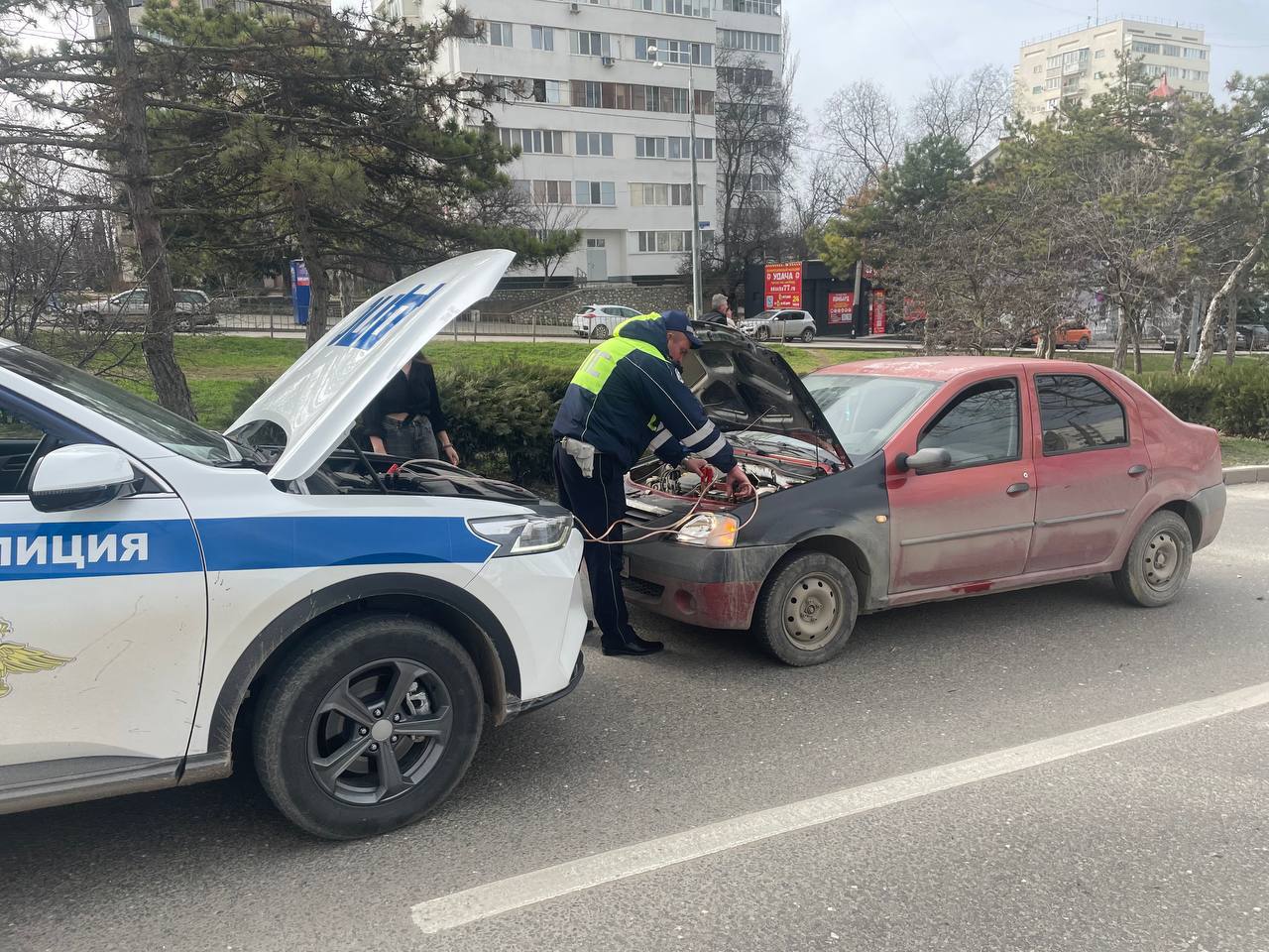Сотрудники Госавтоинспекции Севастополя помогли девушке запустить заглохший автомобиль