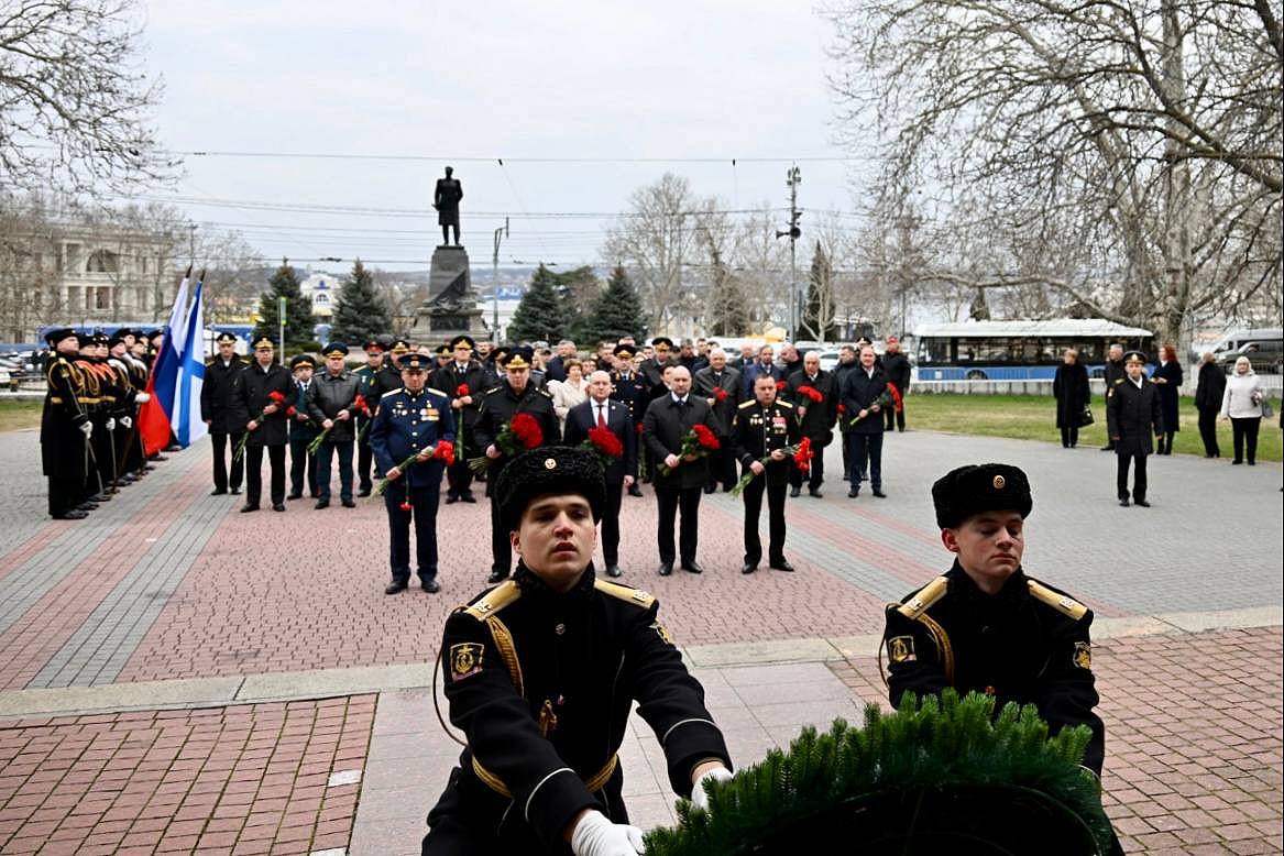 Владимир Немцев: Сегодняшний день начали с возложения венка и цветов к Мемориалу героической обороны Севастополя 1941–1942 годов вместе с Губернатором Михаилом Развожаевым, сенаторами Совета Федерации РФ Ларисой Мельник и...