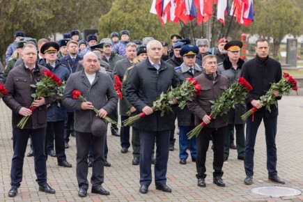 На Военном мемориальном кладбище Симферополя прошла церемония возложения цветов