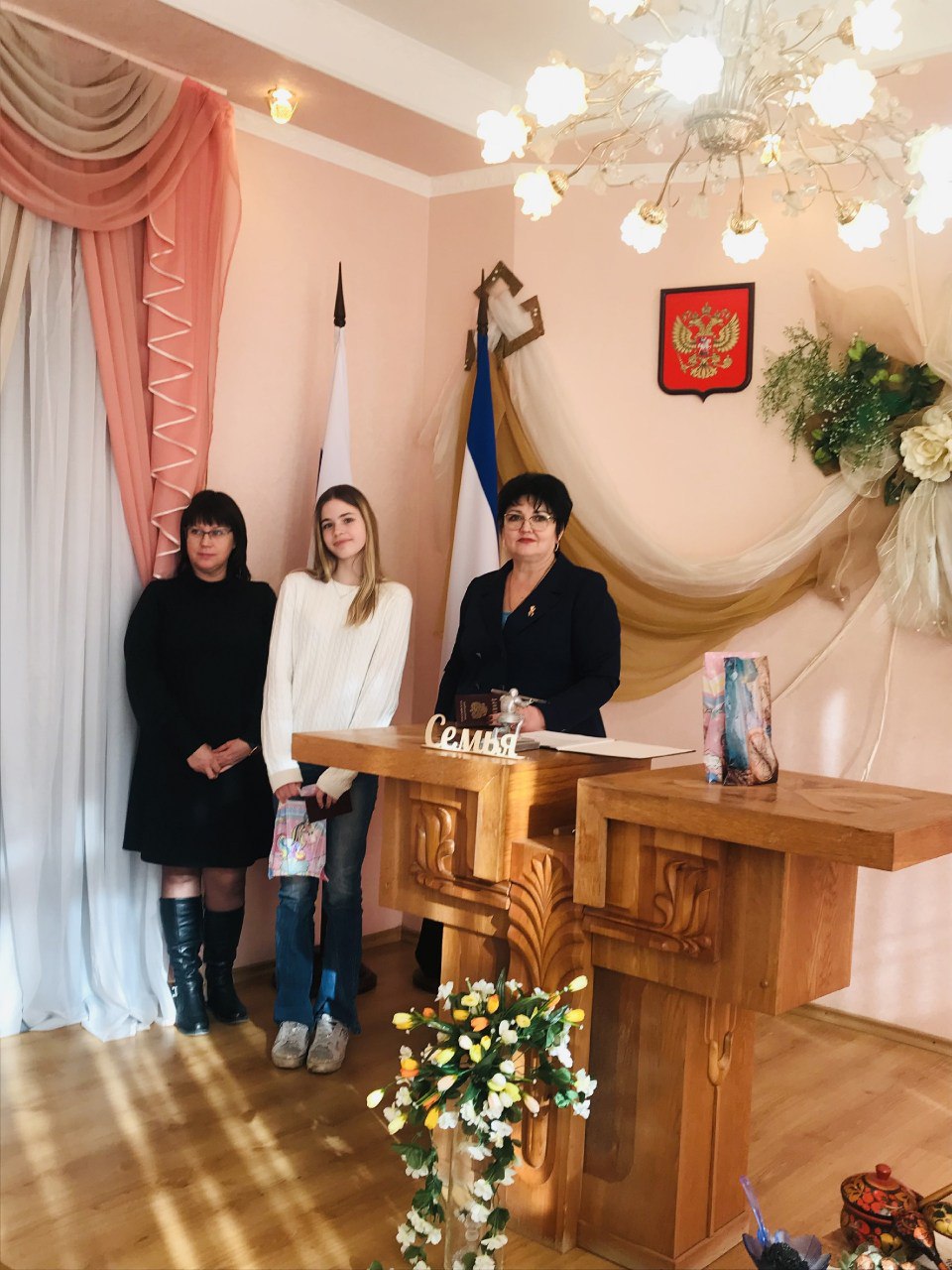 Сакский районный отдел ЗАГС провёл торжественное вручение первых паспортов юным сакчанам, посвящённое Маслянице