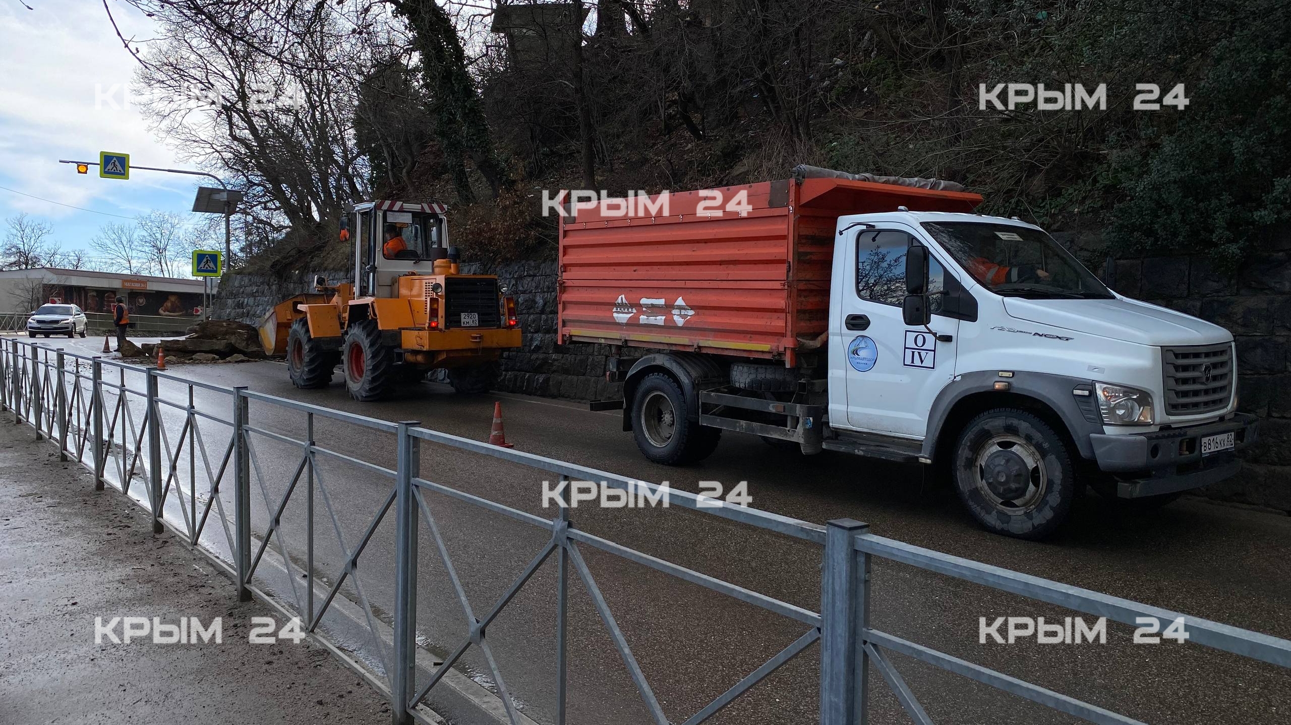После ливня на дорогу под Ялтой свалились валуны После ливня на дорогу под Ялтой свалились валуны