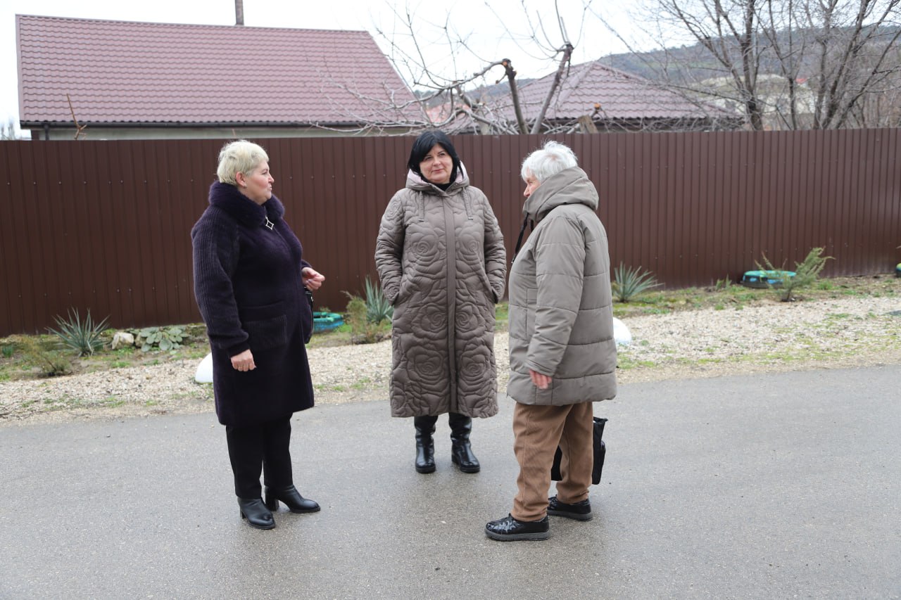 Анжелика Ястребова: Сегодня, продолжая серию рабочих объездов многоквартирного жилого фонда, совместно со своим заместителем Андреем Падалко, посетила Долинненское и Почтовское сельские поселения Анжелика Ястребова: Сегодня, продолжая серию рабочих объездов многоквартирного жилого фонда, совместно со своим заместителем Андреем Падалко, посетила Долинненское и Почтовское сельские поселения
