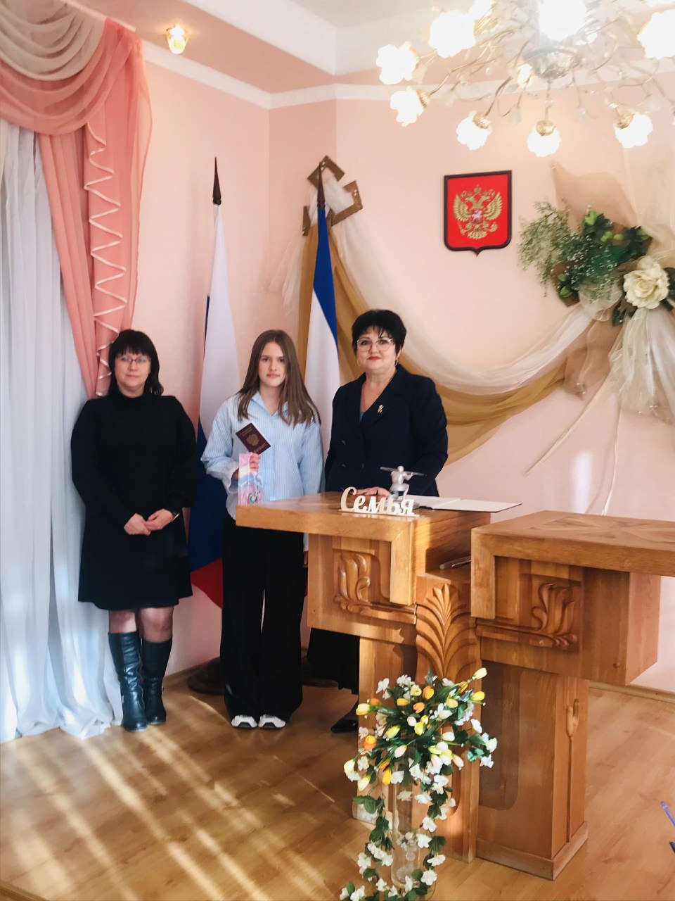 Сакский районный отдел ЗАГС провёл торжественное вручение первых паспортов юным сакчанам, посвящённое Маслянице Сакский районный отдел ЗАГС провёл торжественное вручение первых паспортов юным сакчанам, посвящённое Маслянице