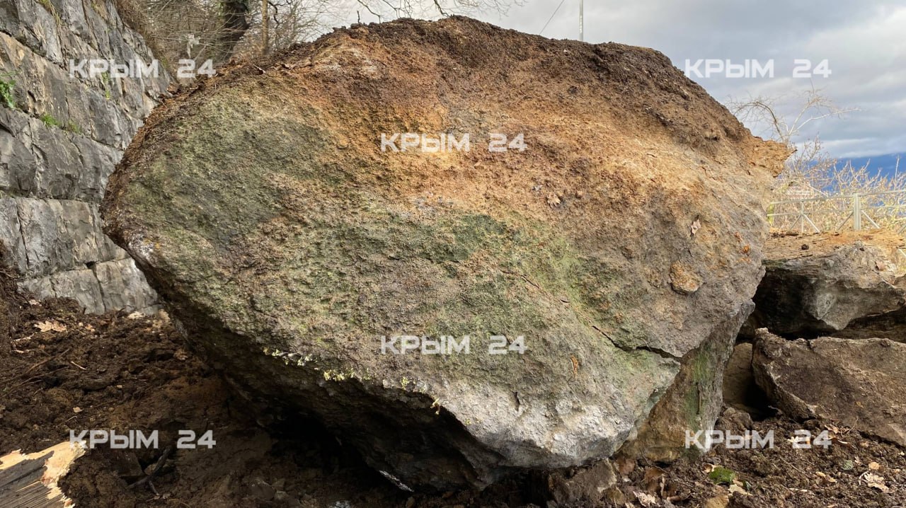 После ливня на дорогу в поселке Ореанда свалились валуны После ливня на дорогу в поселке Ореанда свалились валуны