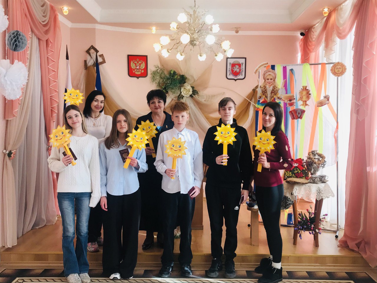 Сакский районный отдел ЗАГС провёл торжественное вручение первых паспортов юным сакчанам, посвящённое Маслянице Сакский районный отдел ЗАГС провёл торжественное вручение первых паспортов юным сакчанам, посвящённое Маслянице