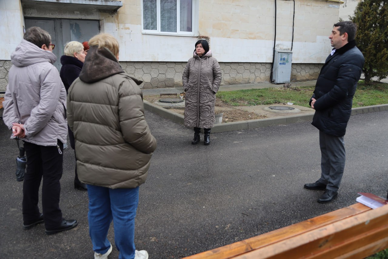 Анжелика Ястребова: Сегодня, продолжая серию рабочих объездов многоквартирного жилого фонда, совместно со своим заместителем Андреем Падалко, посетила Долинненское и Почтовское сельские поселения