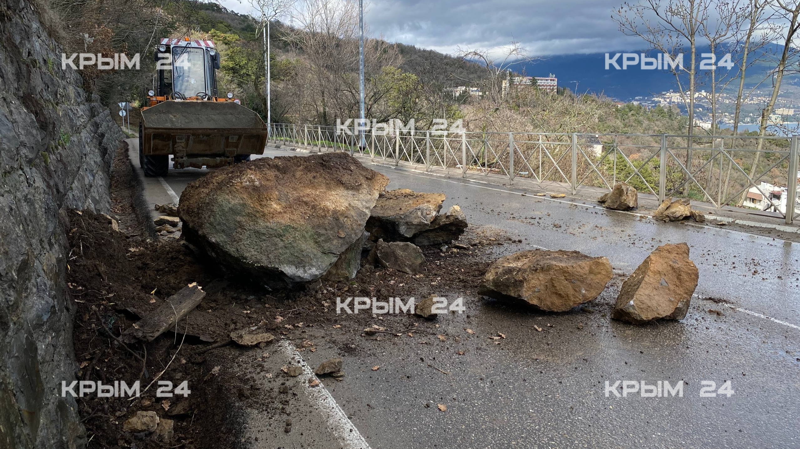После ливня на дорогу под Ялтой свалились валуны