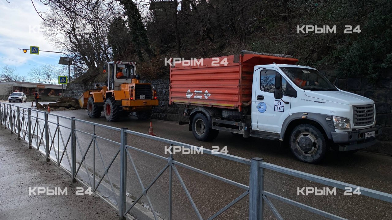 После ливня на дорогу в поселке Ореанда свалились валуны После ливня на дорогу в поселке Ореанда свалились валуны