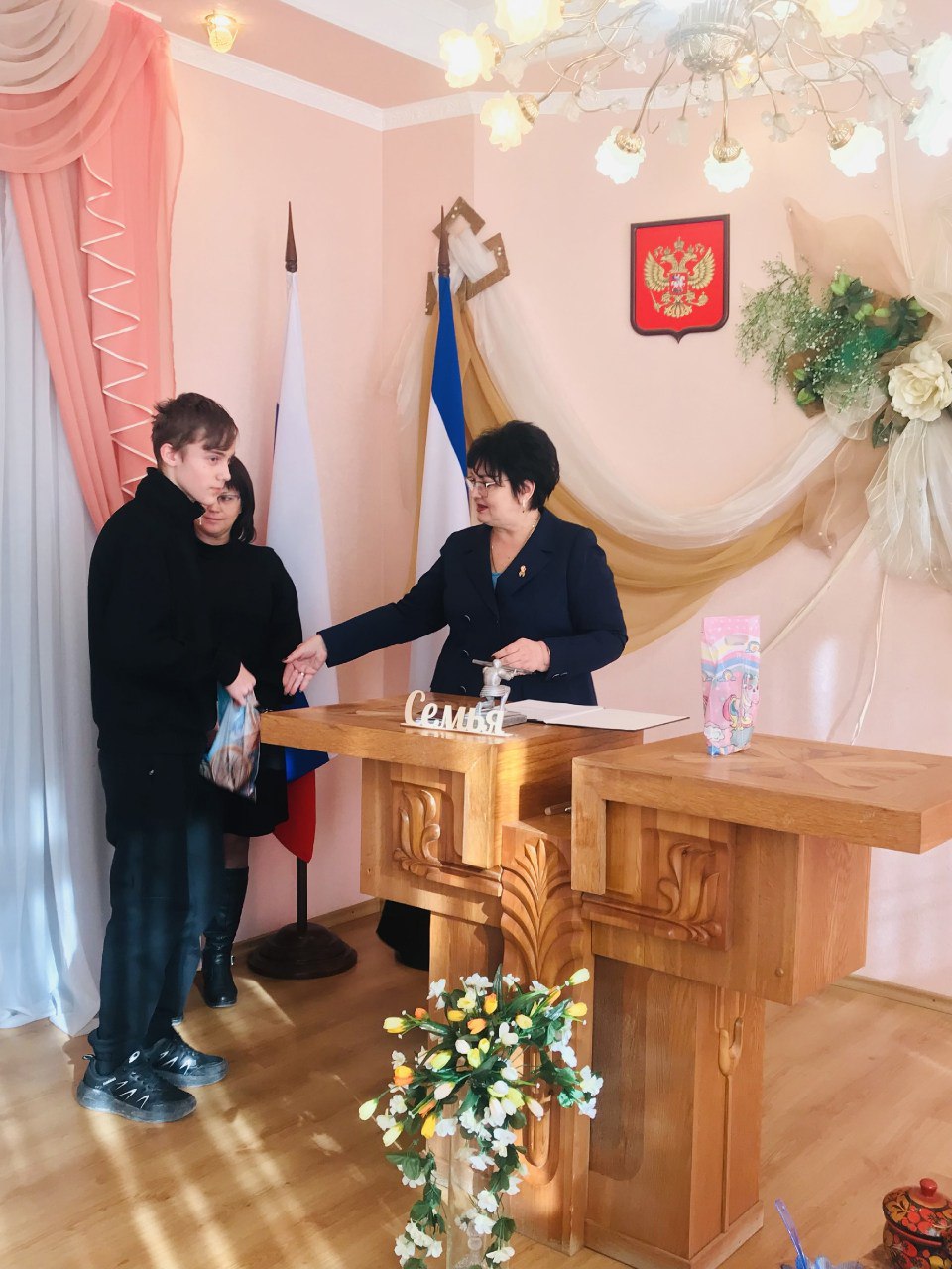 Сакский районный отдел ЗАГС провёл торжественное вручение первых паспортов юным сакчанам, посвящённое Маслянице Сакский районный отдел ЗАГС провёл торжественное вручение первых паспортов юным сакчанам, посвящённое Маслянице