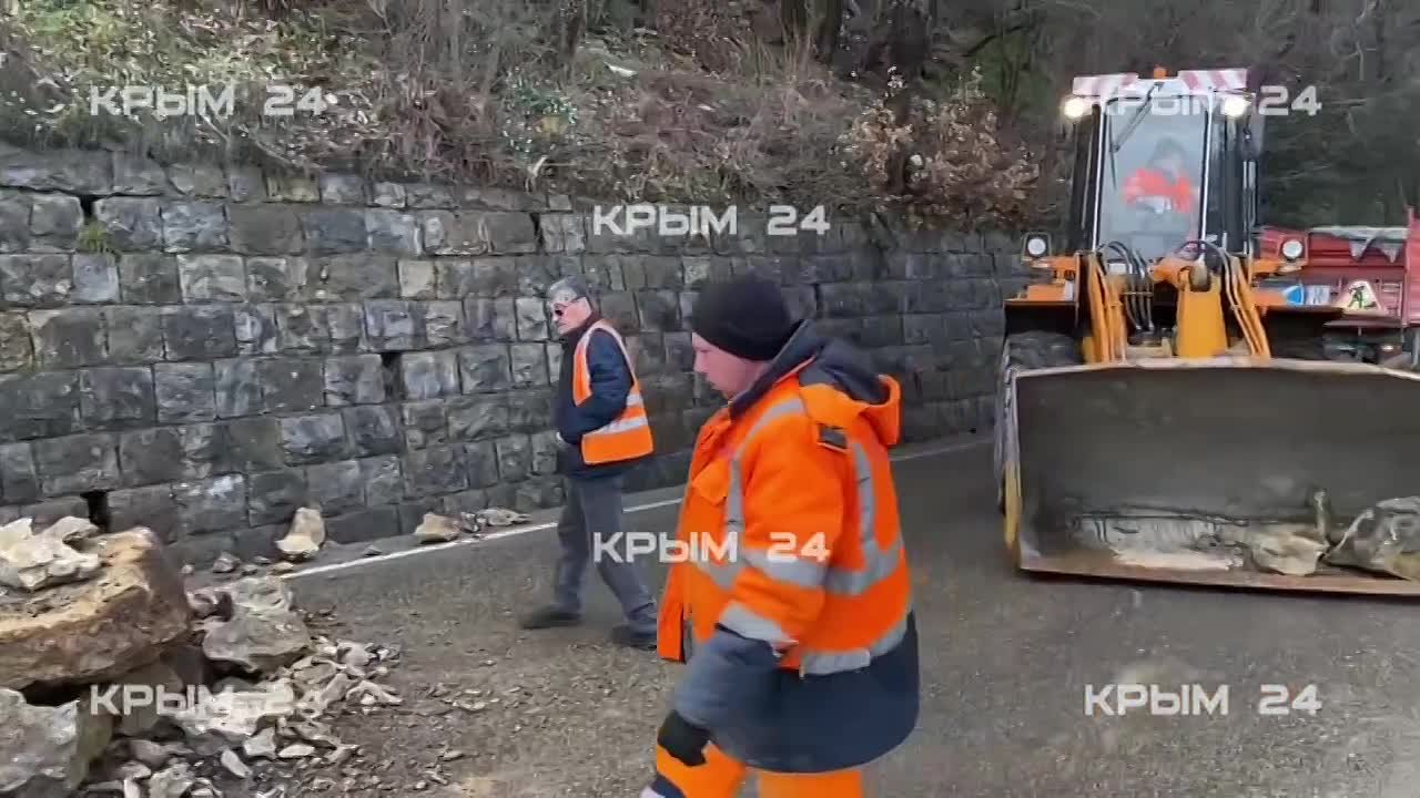 После ливня на дорогу в поселке Ореанда свалились валуны