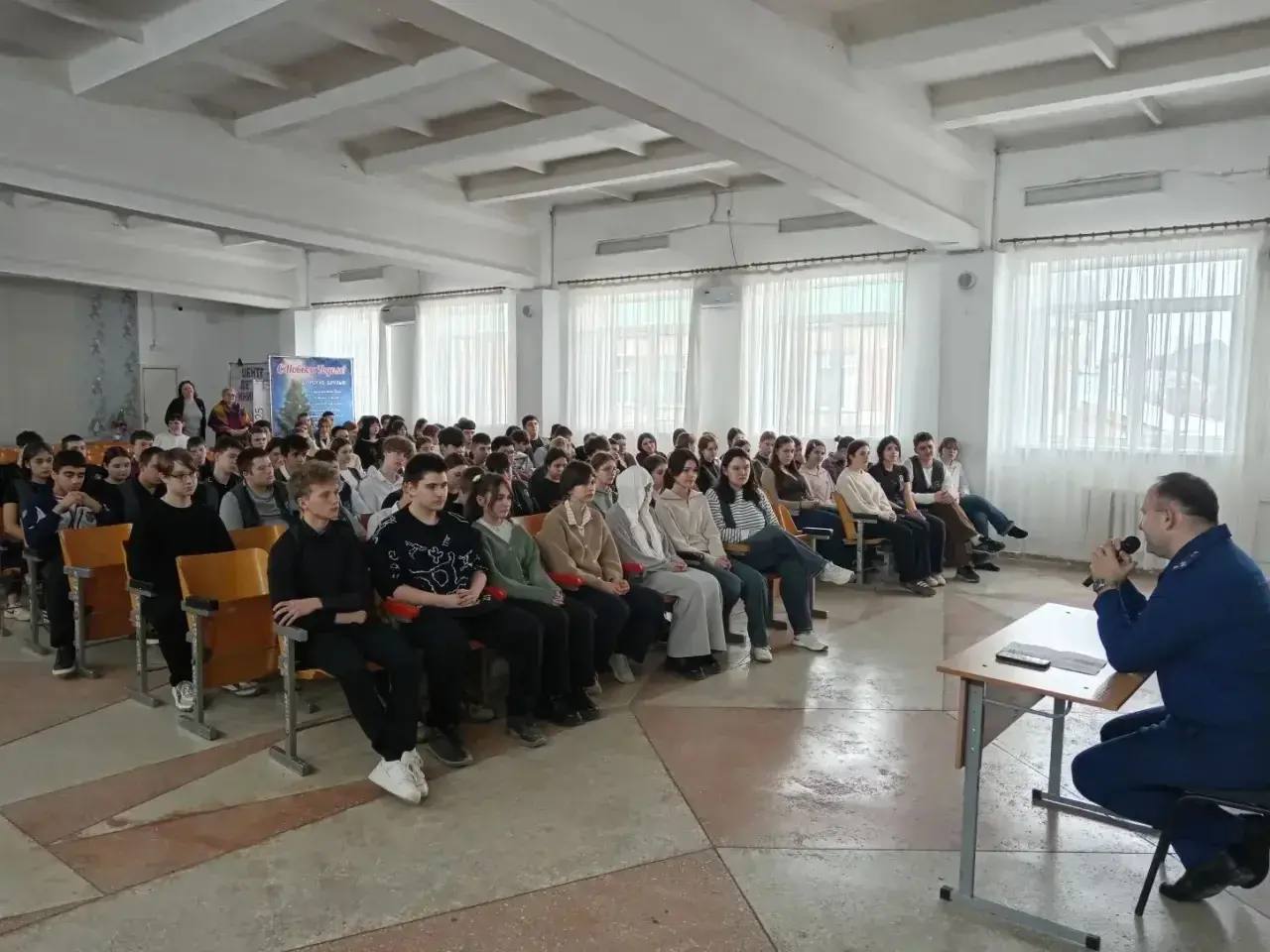 В преддверии Дня защитника Отечества прокурор Белогорского района Игорь Руденко провел беседу с учащимися образовательного учреждения Белогорского района В преддверии Дня защитника Отечества прокурор Белогорского района Игорь Руденко провел беседу с учащимися образовательного учреждения Белогорского района