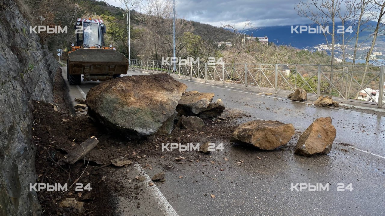 После ливня на дорогу в поселке Ореанда свалились валуны После ливня на дорогу в поселке Ореанда свалились валуны