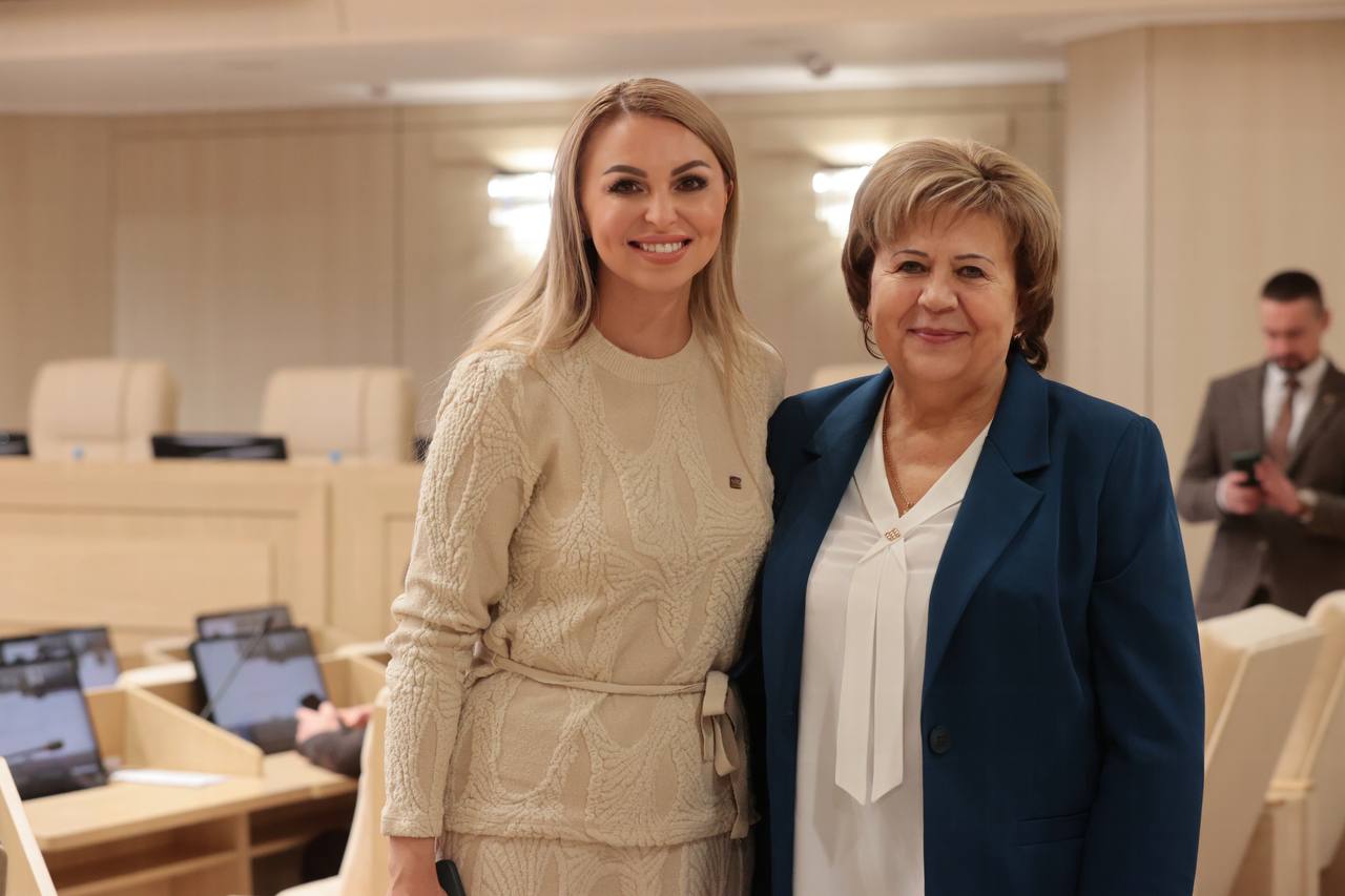 Анастасия Гридчина: Открылась четвёртая сессия Государственного Совета Республики Крым третьего созыва под председательством Владимира Константинова Анастасия Гридчина: Открылась четвёртая сессия Государственного Совета Республики Крым третьего созыва под председательством Владимира Константинова