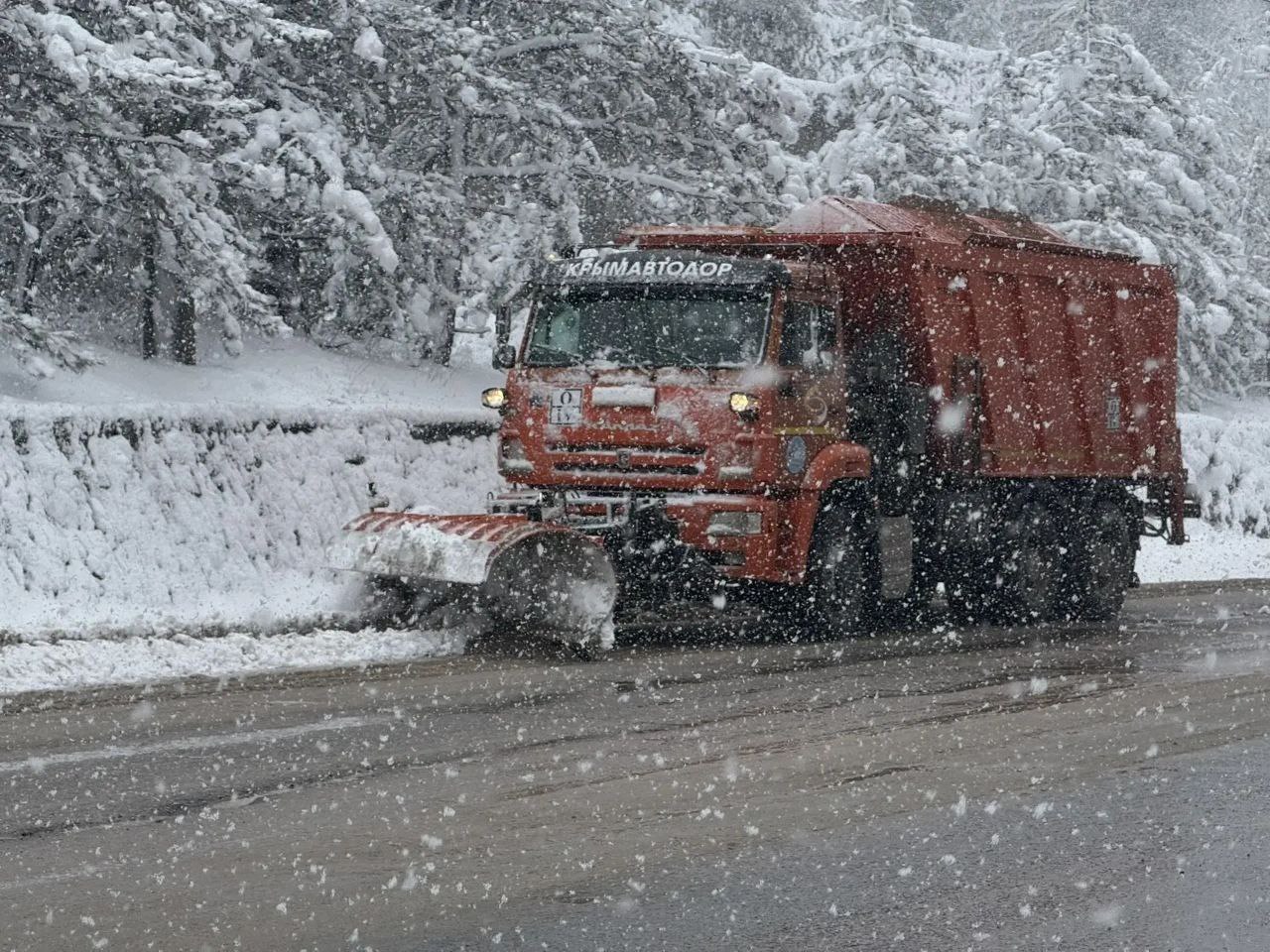 Крымские дорожники продолжают работу в условиях нестабильной погоды