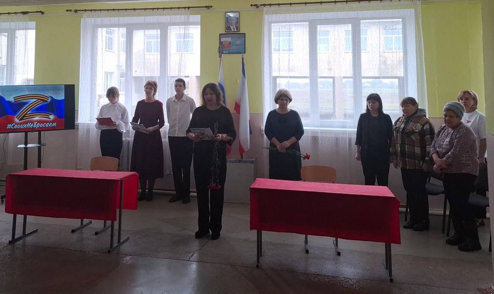 В Орловской школе открыли «Парты Героев» в память о земляках, павших в зоне СВО В Орловской школе открыли «Парты Героев» в память о земляках, павших в зоне СВО