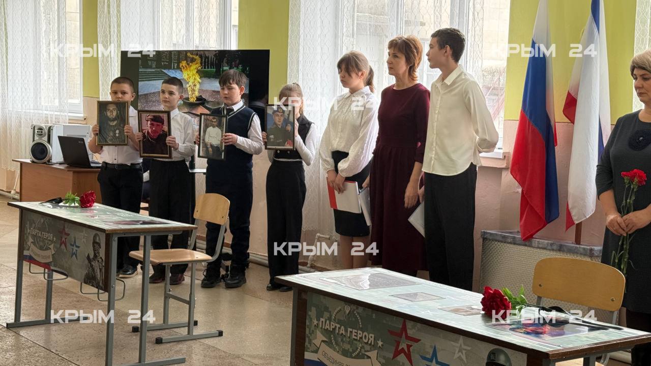 Две парты героя в честь погибших бойцов спецоперации открыли в Раздольненском районе Две парты героя в честь погибших бойцов спецоперации открыли в Раздольненском районе