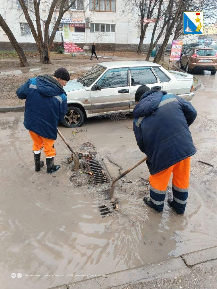С раннего утра на улицах Севастополя трудится «Водоканал» С раннего утра на улицах Севастополя трудится «Водоканал»