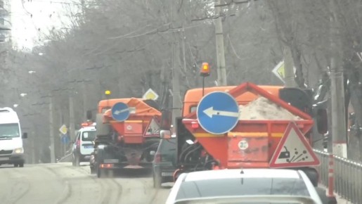 Этой ночью 12 спецмашин будут очищать дороги Симферополя от снега