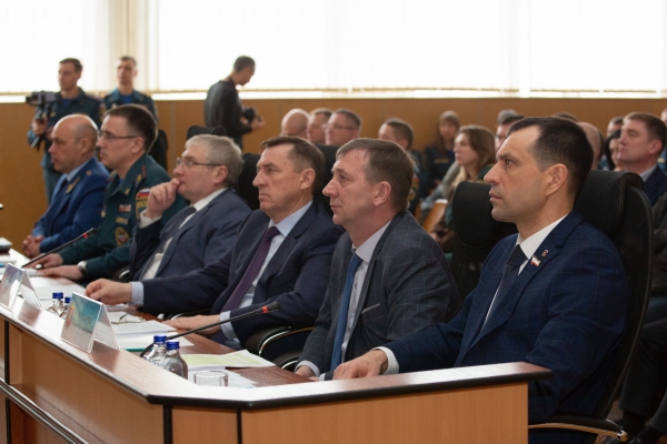 Владимир Константинов: Совместно с сотрудниками МЧС работаем над созданием максимально эффективных правовых механизмов реагирования на любые угрозы Владимир Константинов: Совместно с сотрудниками МЧС работаем над созданием максимально эффективных правовых механизмов реагирования на любые угрозы