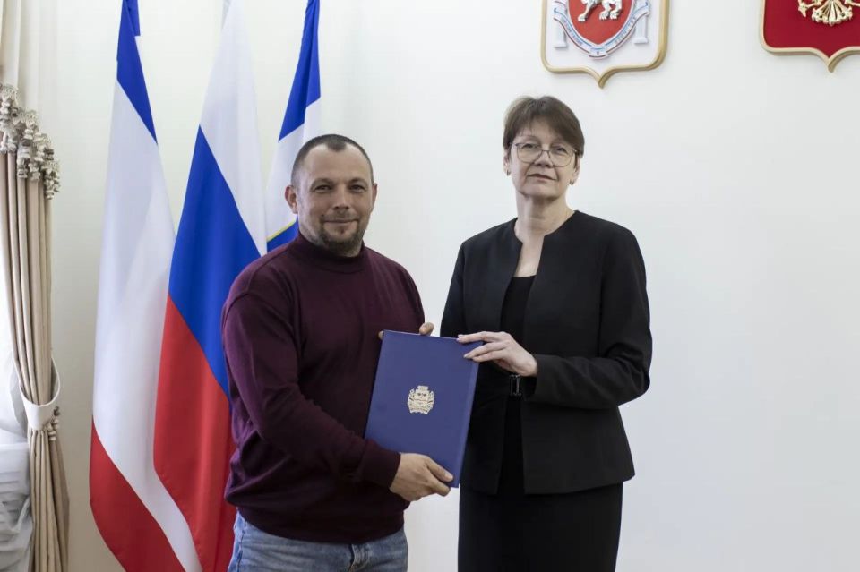 В администрации крымской столицы военнослужащим, уволенным с военной службы до 18 марта 2014 года, вручили свидетельства о праве на единовременную денежную выплату на приобретение или строительство жилья В администрации крымской столицы военнослужащим, уволенным с военной службы до 18 марта 2014 года, вручили свидетельства о праве на единовременную денежную выплату на приобретение или строительство жилья