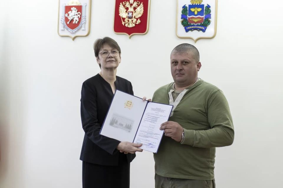 В администрации крымской столицы военнослужащим, уволенным с военной службы до 18 марта 2014 года, вручили свидетельства о праве на единовременную денежную выплату на приобретение или строительство жилья В администрации крымской столицы военнослужащим, уволенным с военной службы до 18 марта 2014 года, вручили свидетельства о праве на единовременную денежную выплату на приобретение или строительство жилья