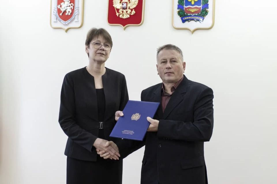 В администрации крымской столицы военнослужащим, уволенным с военной службы до 18 марта 2014 года, вручили свидетельства о праве на единовременную денежную выплату на приобретение или строительство жилья В администрации крымской столицы военнослужащим, уволенным с военной службы до 18 марта 2014 года, вручили свидетельства о праве на единовременную денежную выплату на приобретение или строительство жилья