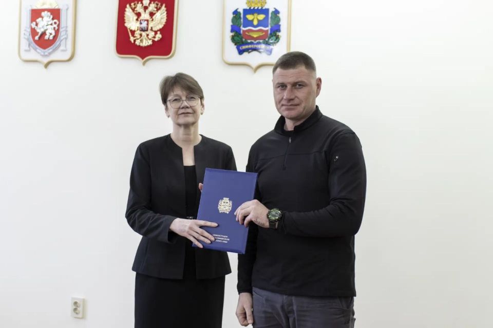 В администрации крымской столицы военнослужащим, уволенным с военной службы до 18 марта 2014 года, вручили свидетельства о праве на единовременную денежную выплату на приобретение или строительство жилья В администрации крымской столицы военнослужащим, уволенным с военной службы до 18 марта 2014 года, вручили свидетельства о праве на единовременную денежную выплату на приобретение или строительство жилья