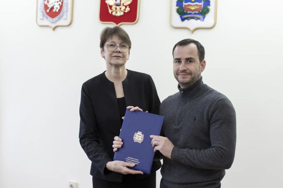 В администрации крымской столицы военнослужащим, уволенным с военной службы до 18 марта 2014 года, вручили свидетельства о праве на единовременную денежную выплату на приобретение или строительство жилья В администрации крымской столицы военнослужащим, уволенным с военной службы до 18 марта 2014 года, вручили свидетельства о праве на единовременную денежную выплату на приобретение или строительство жилья