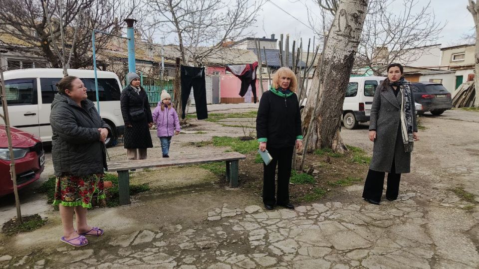 Эммилия Леонова: Продолжаем обход МКД с целью оказания помощи жителям в решении проблемных вопросов, которые касаются многоквартирных домов Эммилия Леонова: Продолжаем обход МКД с целью оказания помощи жителям в решении проблемных вопросов, которые касаются многоквартирных домов