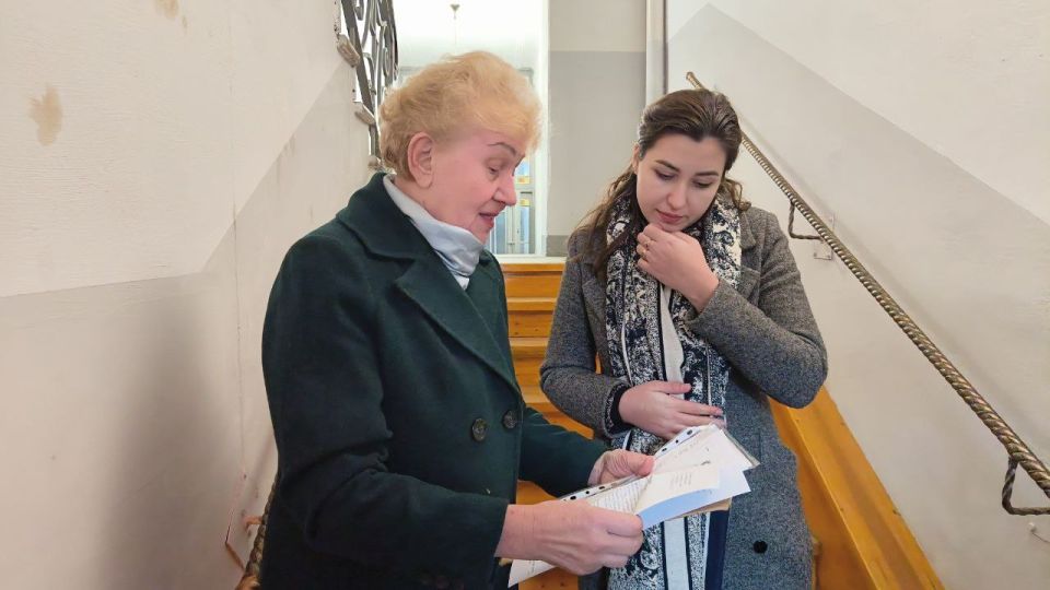 Эммилия Леонова: Продолжаем обход МКД с целью оказания помощи жителям в решении проблемных вопросов, которые касаются многоквартирных домов Эммилия Леонова: Продолжаем обход МКД с целью оказания помощи жителям в решении проблемных вопросов, которые касаются многоквартирных домов