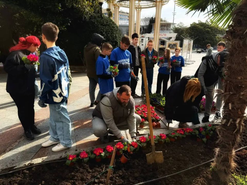 Янина Павленко: Весенняя высадка цветов на старте – «Зеленстрой» вместе с активистами по доброй и прекрасной традиции в канун 8 марта создают на наших улочках живые открытки Янина Павленко: Весенняя высадка цветов на старте – «Зеленстрой» вместе с активистами по доброй и прекрасной традиции в канун 8 марта создают на наших улочках живые открытки