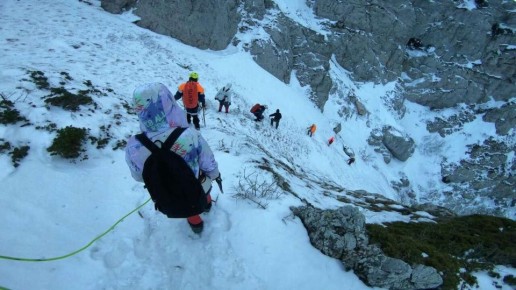 В Крыму из обледенелого ущелья эвакуировали пять человек