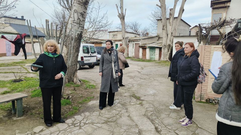 Эммилия Леонова: Продолжаем обход МКД с целью оказания помощи жителям в решении проблемных вопросов, которые касаются многоквартирных домов Эммилия Леонова: Продолжаем обход МКД с целью оказания помощи жителям в решении проблемных вопросов, которые касаются многоквартирных домов