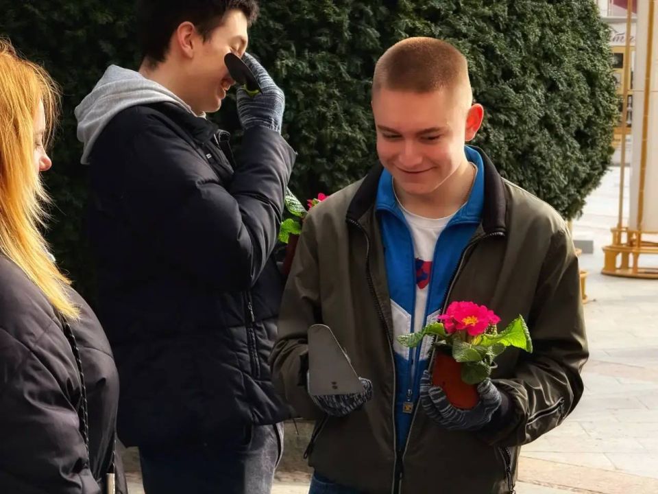 Янина Павленко: Весенняя высадка цветов на старте – «Зеленстрой» вместе с активистами по доброй и прекрасной традиции в канун 8 марта создают на наших улочках живые открытки Янина Павленко: Весенняя высадка цветов на старте – «Зеленстрой» вместе с активистами по доброй и прекрасной традиции в канун 8 марта создают на наших улочках живые открытки