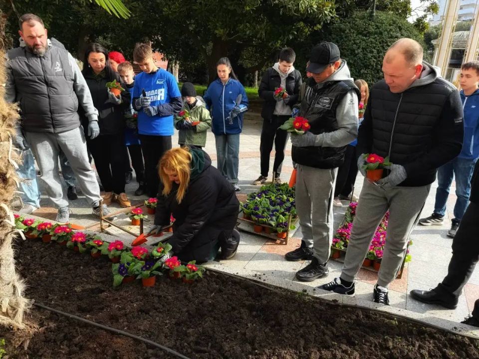 Янина Павленко: Весенняя высадка цветов на старте – «Зеленстрой» вместе с активистами по доброй и прекрасной традиции в канун 8 марта создают на наших улочках живые открытки Янина Павленко: Весенняя высадка цветов на старте – «Зеленстрой» вместе с активистами по доброй и прекрасной традиции в канун 8 марта создают на наших улочках живые открытки
