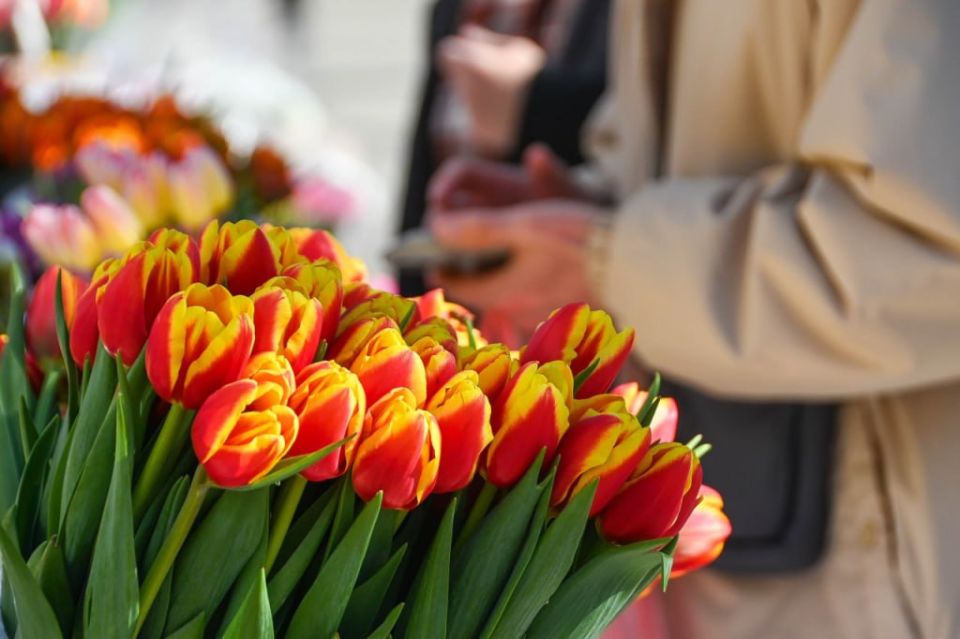 Вам букет от тайного поклонника: какие схемы используют мошенники на 8 марта, рассказываем в MAX