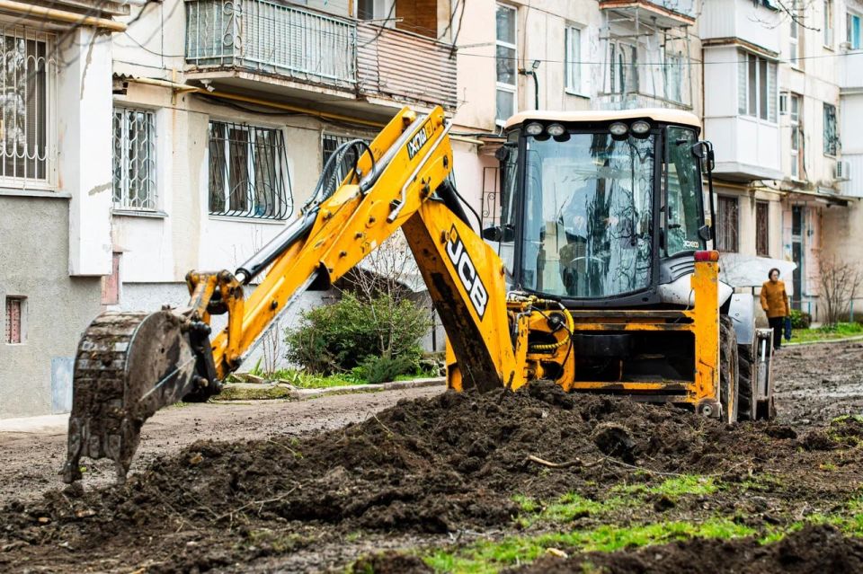 В крымской столице проводится благоустройство 10 дворовых территорий В крымской столице проводится благоустройство 10 дворовых территорий