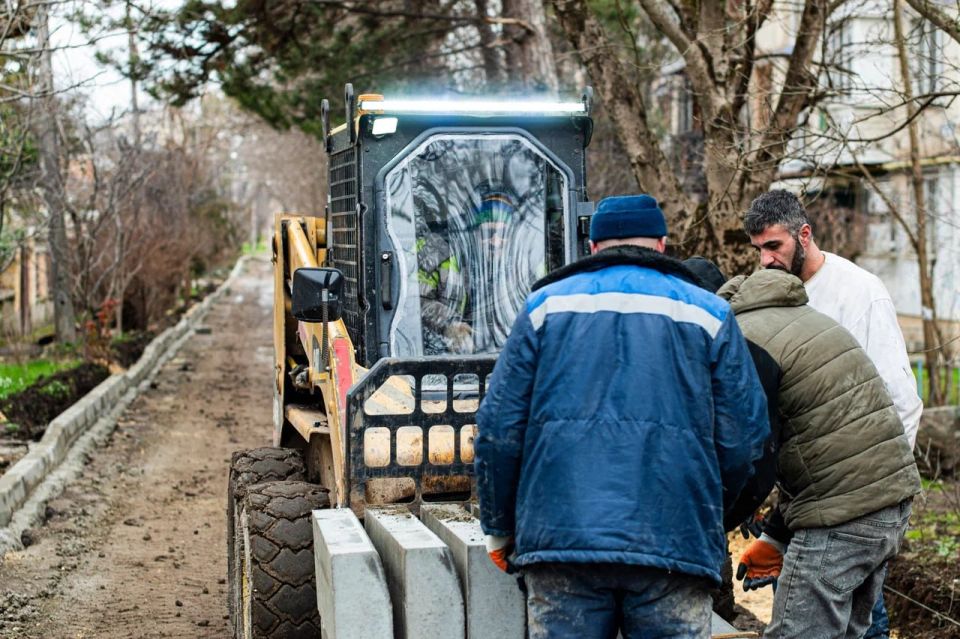 В крымской столице проводится благоустройство 10 дворовых территорий В крымской столице проводится благоустройство 10 дворовых территорий