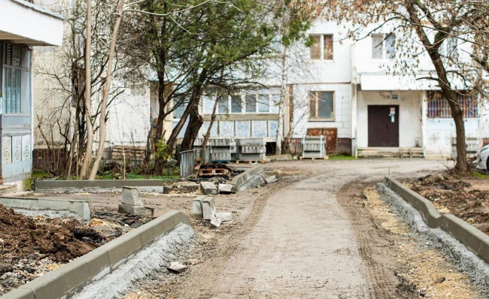 В крымской столице проводится благоустройство 10 дворовых территорий В крымской столице проводится благоустройство 10 дворовых территорий