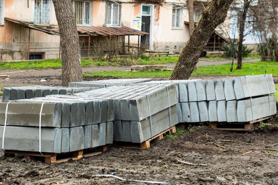 В крымской столице проводится благоустройство 10 дворовых территорий В крымской столице проводится благоустройство 10 дворовых территорий