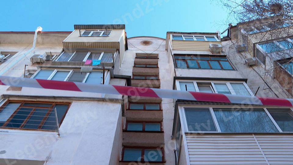 Ремонт кровли дома №7 на улице Александра Шостака завершают Ремонт кровли дома №7 на улице Александра Шостака завершают