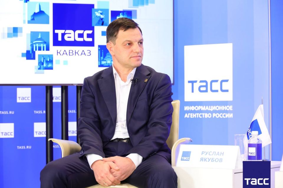 Главное из заявлений, а также фоторепортаж с видеоинтервью председателя Государственного комитета по делам межнациональных отношений Республики Крым Руслана Якубова в Региональном информационном центре "ТАСС Кавказ" в...