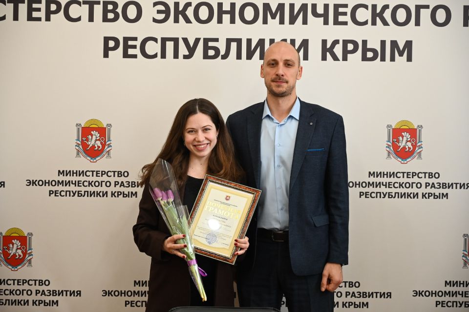 Накануне Международного женского дня первый заместитель министра экономического развития Республики Крым Роман Хитущенко поздравил женщин Министерства экономического развития РК и организаций, находящихся в ведении ведомства